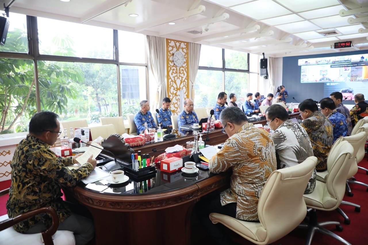 Memimpin Rapat Koordinasi melalui Video Conference Penyamaan Persepsi terkait dengan Mitigasi dan Simulasi Penyesuaian PKB, BBNKB, dan Opsen Pajak berdasarkan UU No. 1 Tahun 2022 tentang Hubungan Keuangan antara Pemerintah Pusat dan Pemerintahan Daerah