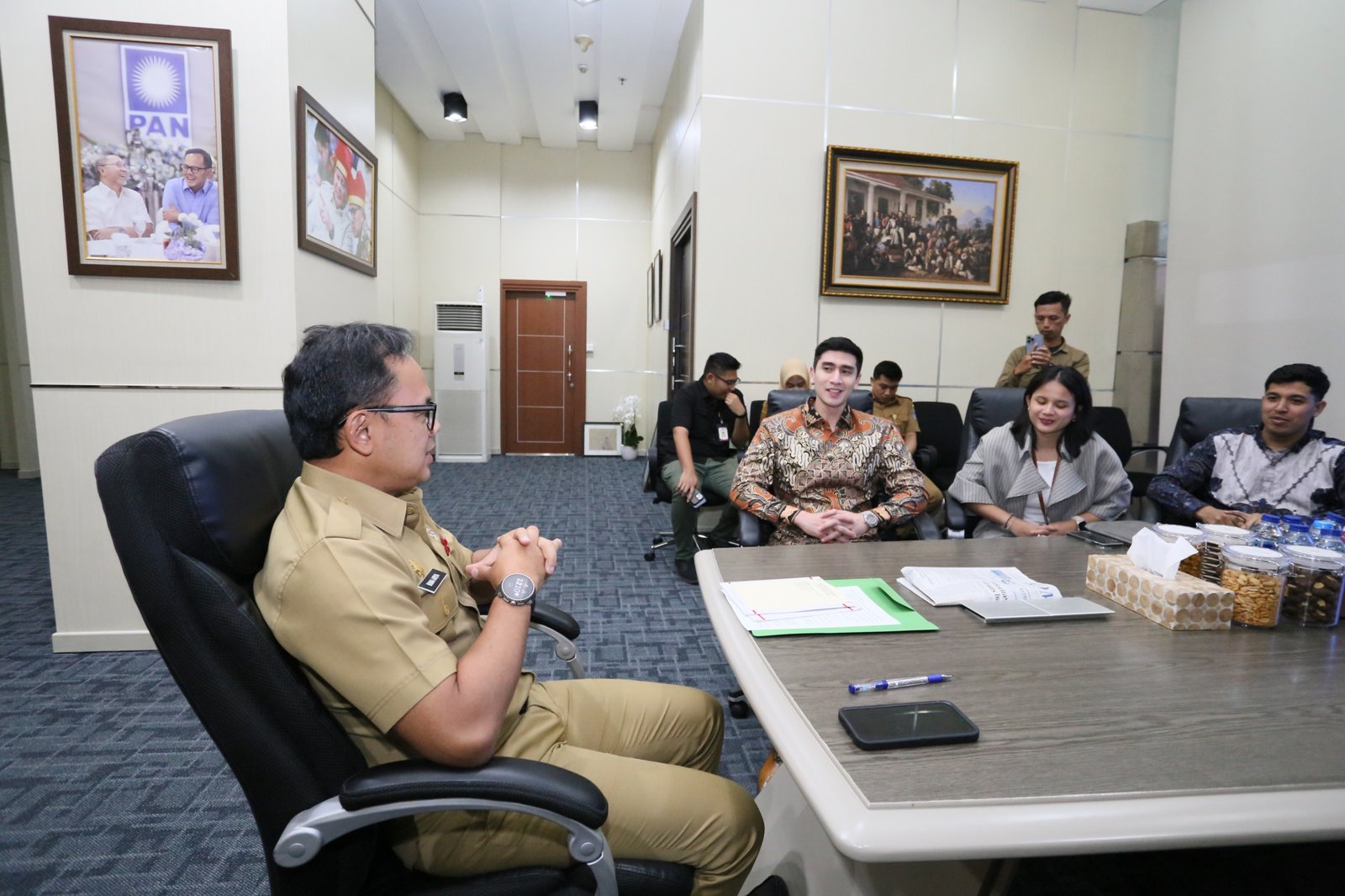 Wakil Menteri Dalam Negeri Dalam Negeri  Menerima Audiensi Bapak Verrel Bramastha Bertempat di RK. Wamendagri Gd. B Lt. 1