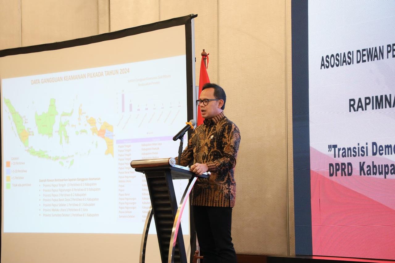 Membuka Acara Rapat Pimpinan Nasional dan Workshop Nasional Asosiasi  DPRD Kabupaten Seluruh Indonesia