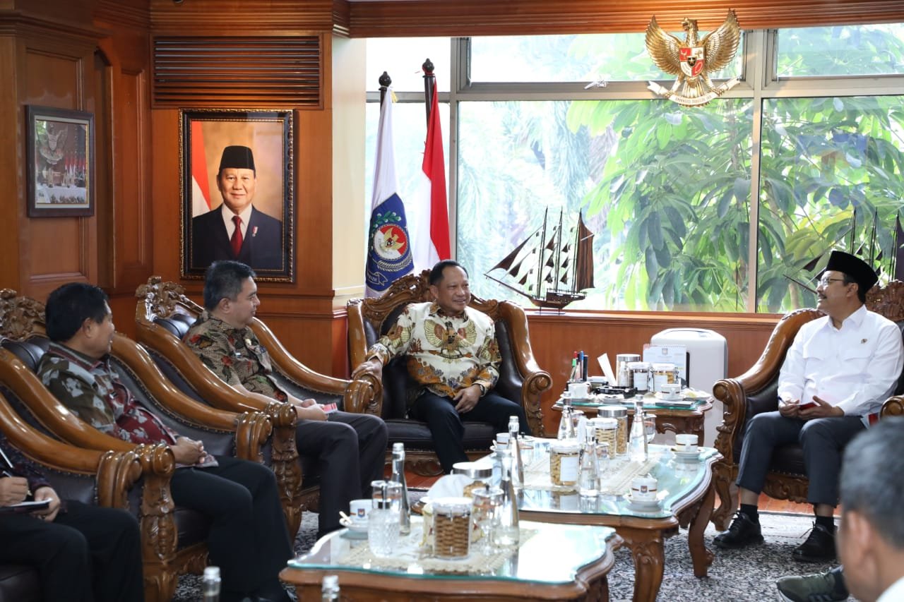 Menerima Audiensi Menteri Sosial