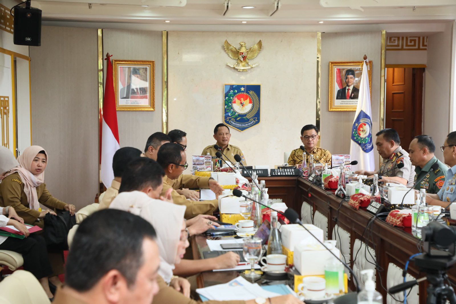Menteri Dalam Negeri Memipin Rapat terkait Pelaksanaan Orientasi Kepemimpinan Bagi Kepala Daerah dan Wakil Kepala Daerah Seluruh Indonesia Tahun 2025