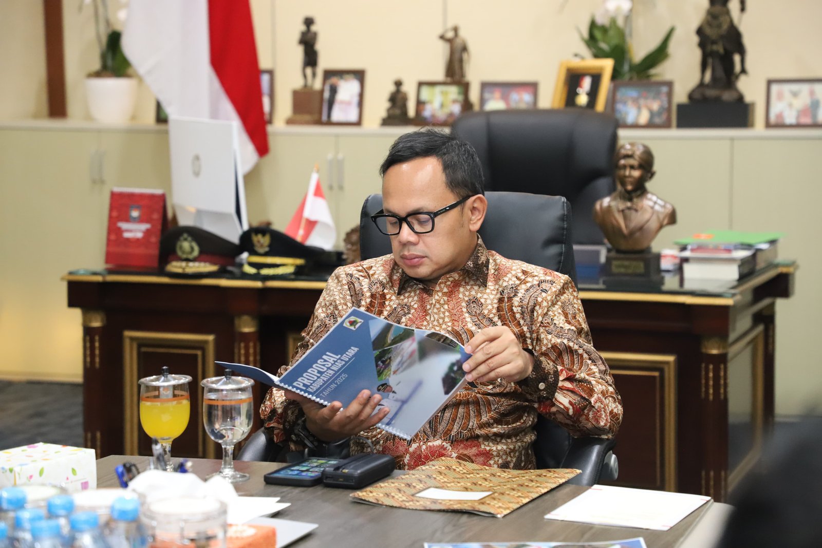 Menerima Audiensi Bupati Nias Utara