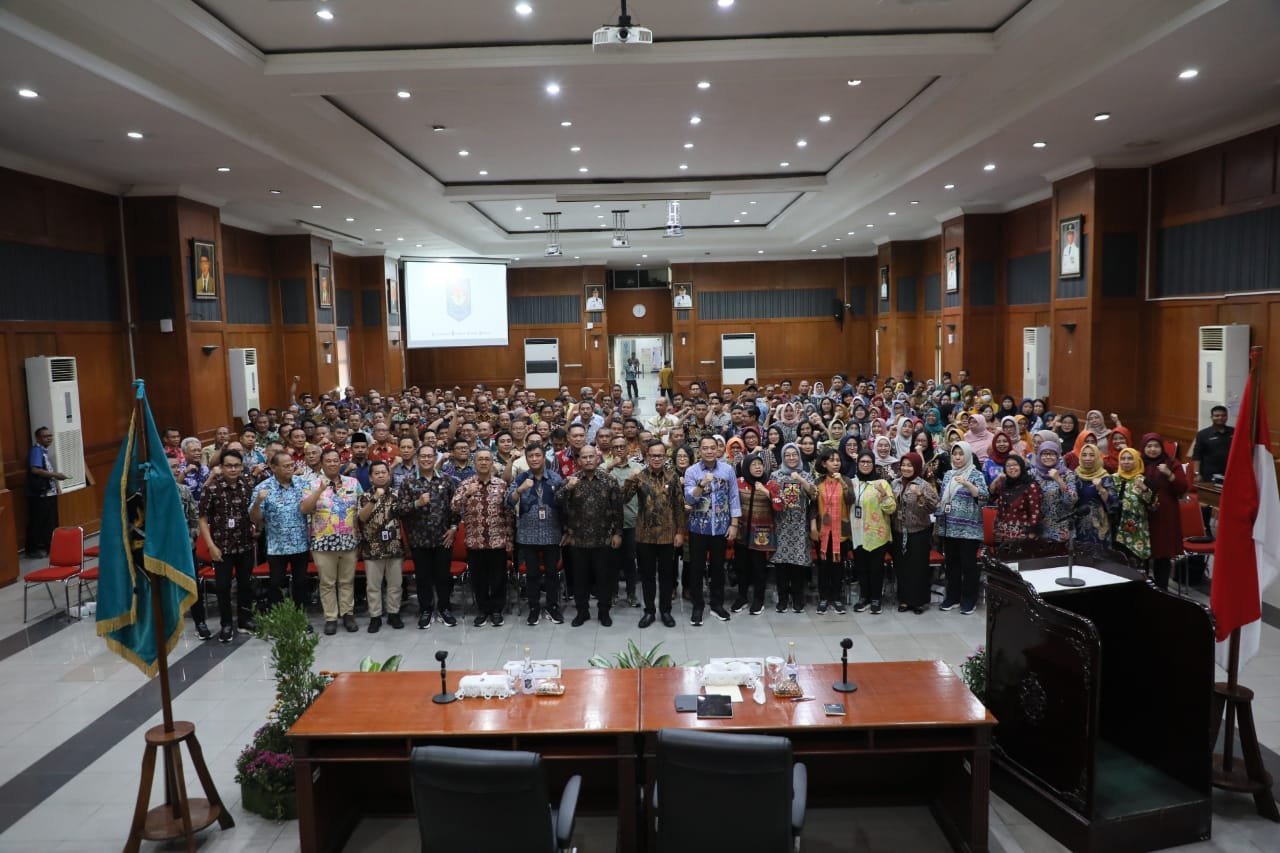 Rapat dan Pengarahan Sinkronisasi Pembangunan antara Pemerintah Pusat dan Daerah Bertempat di Graha Sawunggaling Pemerintah Kota Surabaya