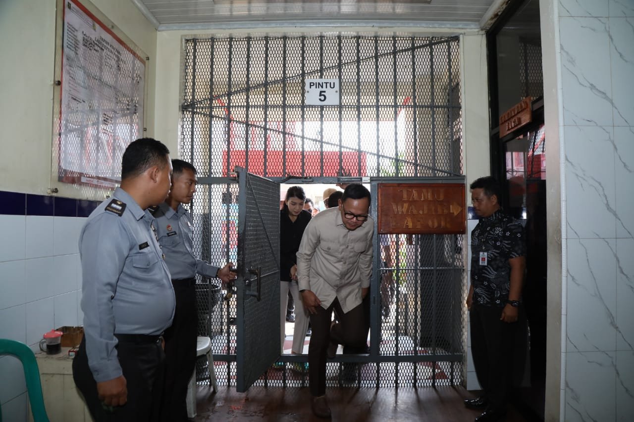 Meninjau TPS Rutan Salemba (terpenuhi hak pilih para narapidana)
