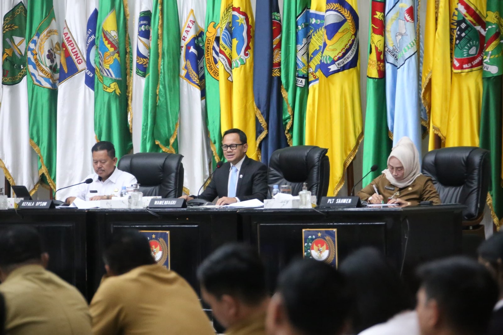 Wakil Menteri Dalam Negeri Memimpin Rapat Briefing Panitia Retreat Kepala Daerah Tahun 2025 bersama Badan Pengembangan Sumber Daya Manusia di Gedung Sasana Bhakti Praja Kementerian Dalam Negeri