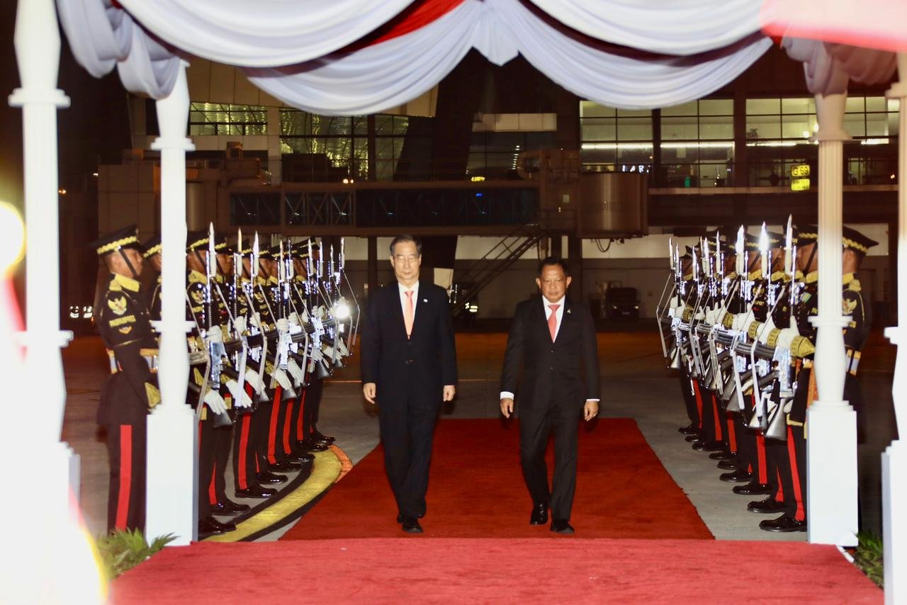 Menyambut Kepala Negara Sahabat atau Setingkat dalam rangka Upacara Pelantikan Presiden dan Wakil Presiden RI di Bandara Soekarno Hatta