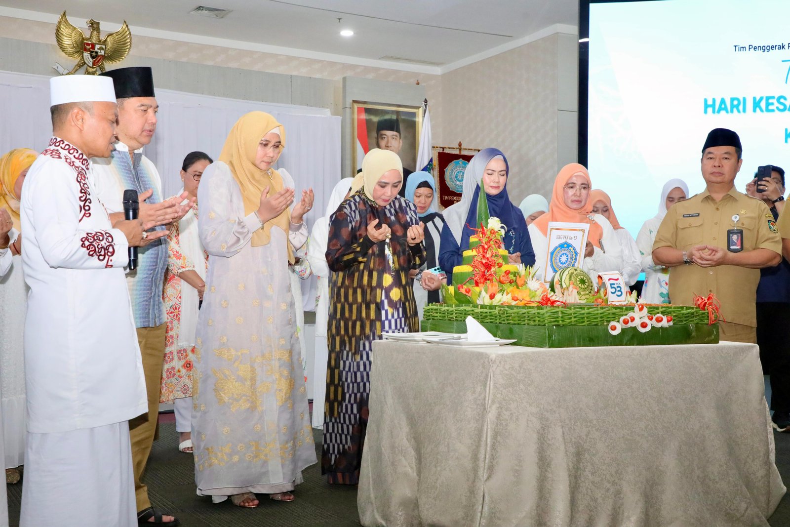 Ketua Umum TP PKK Menghadiri Pemotongan Tumpeng Hari Kesatuan Gerak TP PKK Ke-53