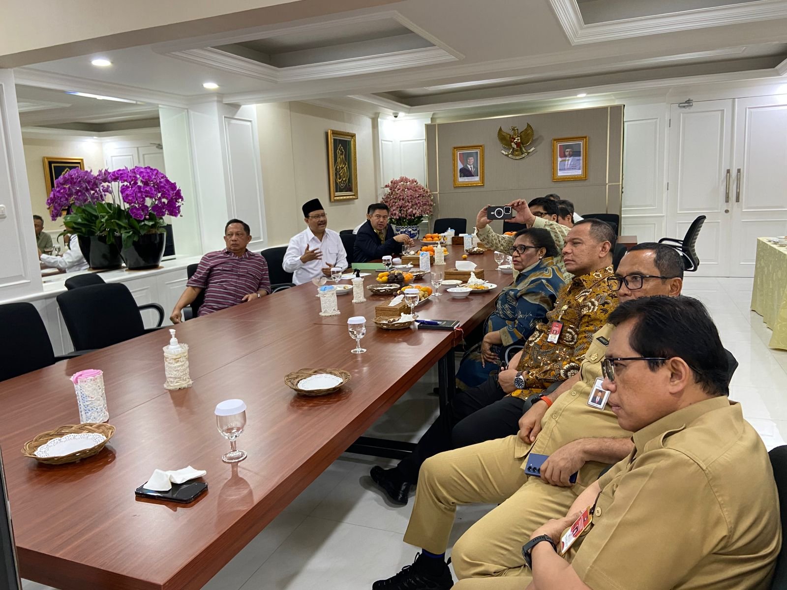Giat Wakil Menteri Dalam Negeri Rapar Bersama Menteri Sosial dan Menteri Perumahan dan Kawasan Pemukiman di Kediaman Menteri Dalam Negeri
