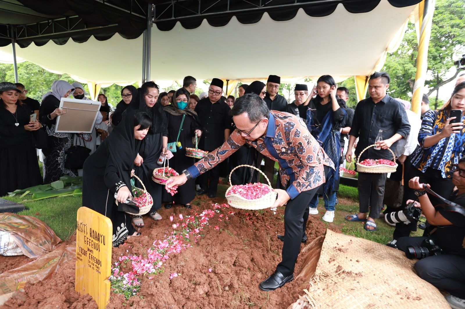 Berkunjung ke Rumah duka dan Peristirahatan Terakhir Ibunda Bapak Dede Yusuf (Wakil Ketua Komisi II DPR RI)