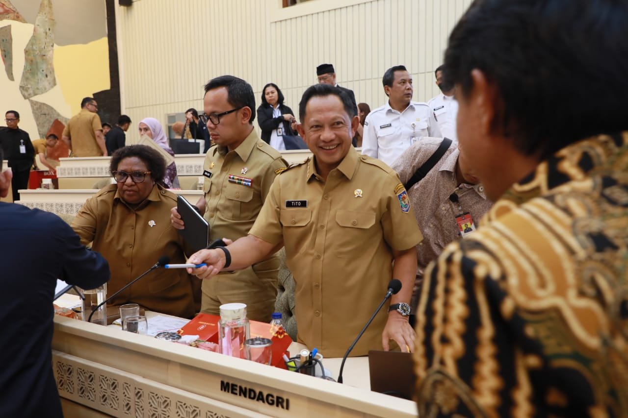 Menteri Dalam Negeri Rapat Kerja Komisi II DPR RI  dan Rapat Dengar Pendapat dengan agenda Evaluasi Penyelenggaraan Pemilihan Nasional Serentak Tahun 2024 Bertempat di RR. Komisi ll, Gedung Nusantara DPR RI