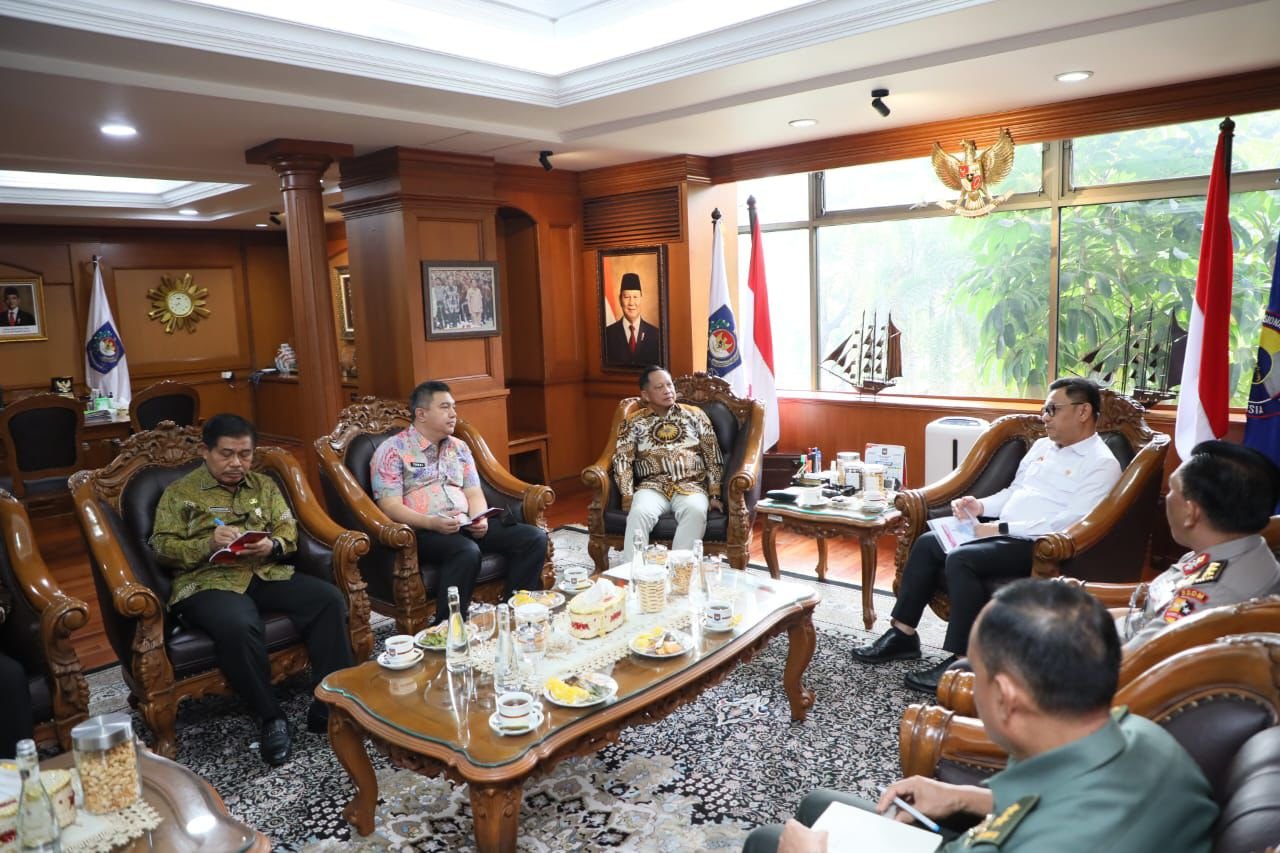 Menerima Audiensi Gubernur Lembaga Ketahanan Nasional Republik Indonesia