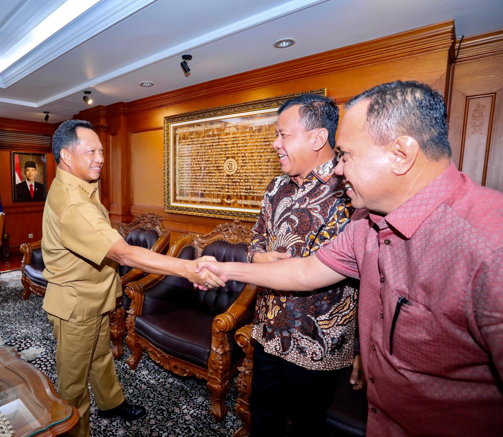 Menerima Audiensi bersama dengan Calon Gubernur Riau Terpilih di Ruang Kerja Mendagri