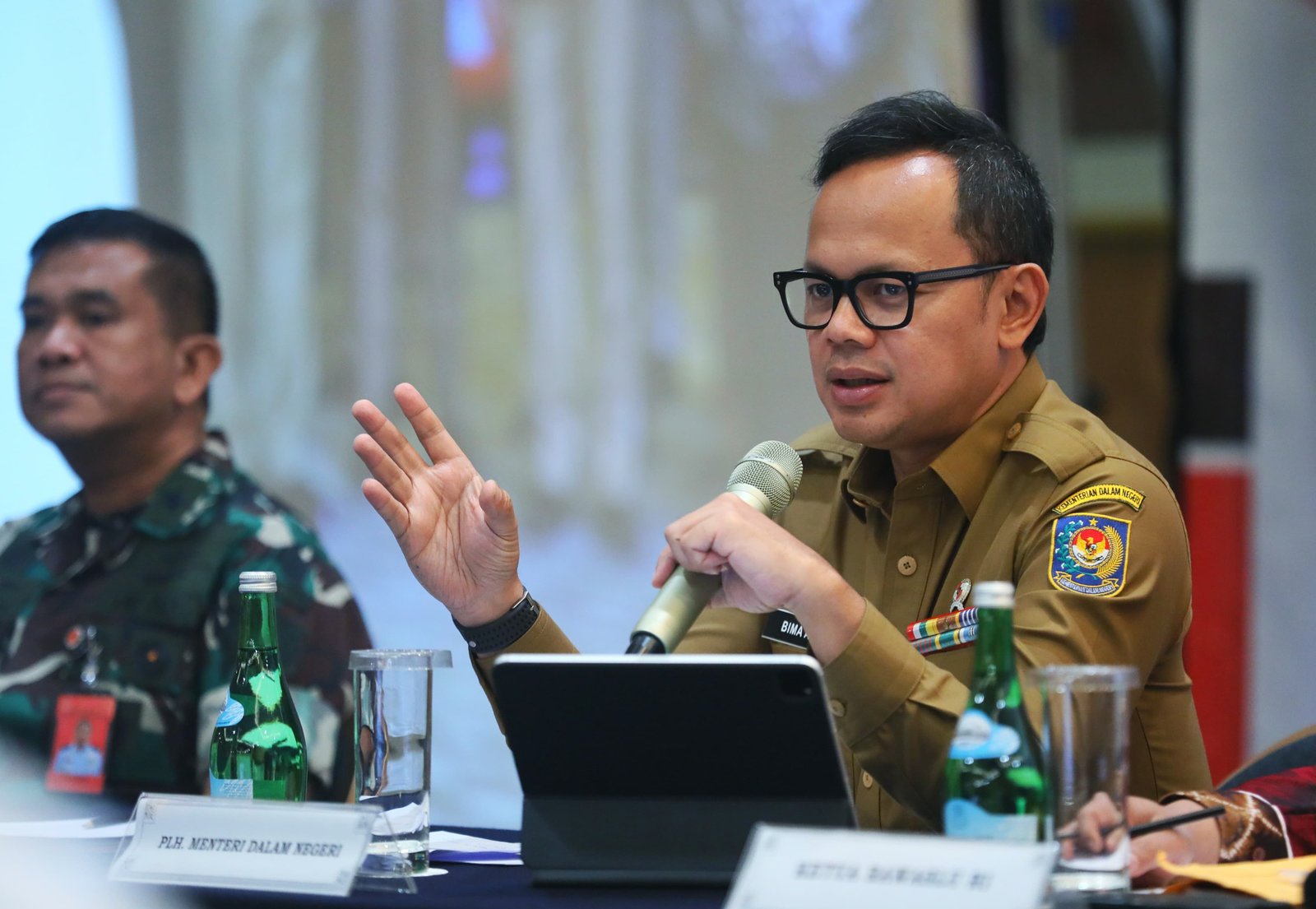 Plh. Menteri Dalam Negeri Memberikan Sambutan dan Arahan sekaligus Membuka Acara  Rapat Evaluasi Pelaksanaan Pilkada Tahun 2024 Bertempat di Hotel Aryaduta Menteng, Jakarta