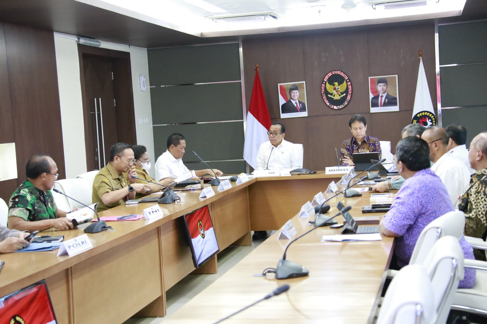 Wakil Menteri Dalam Negeri Mewakili Mendagri Rapat Terbatas Tingkat Menteri Membahas Pelayanan Pendidikan dan Kesehatan di Wilayah Konflik Yahukimo