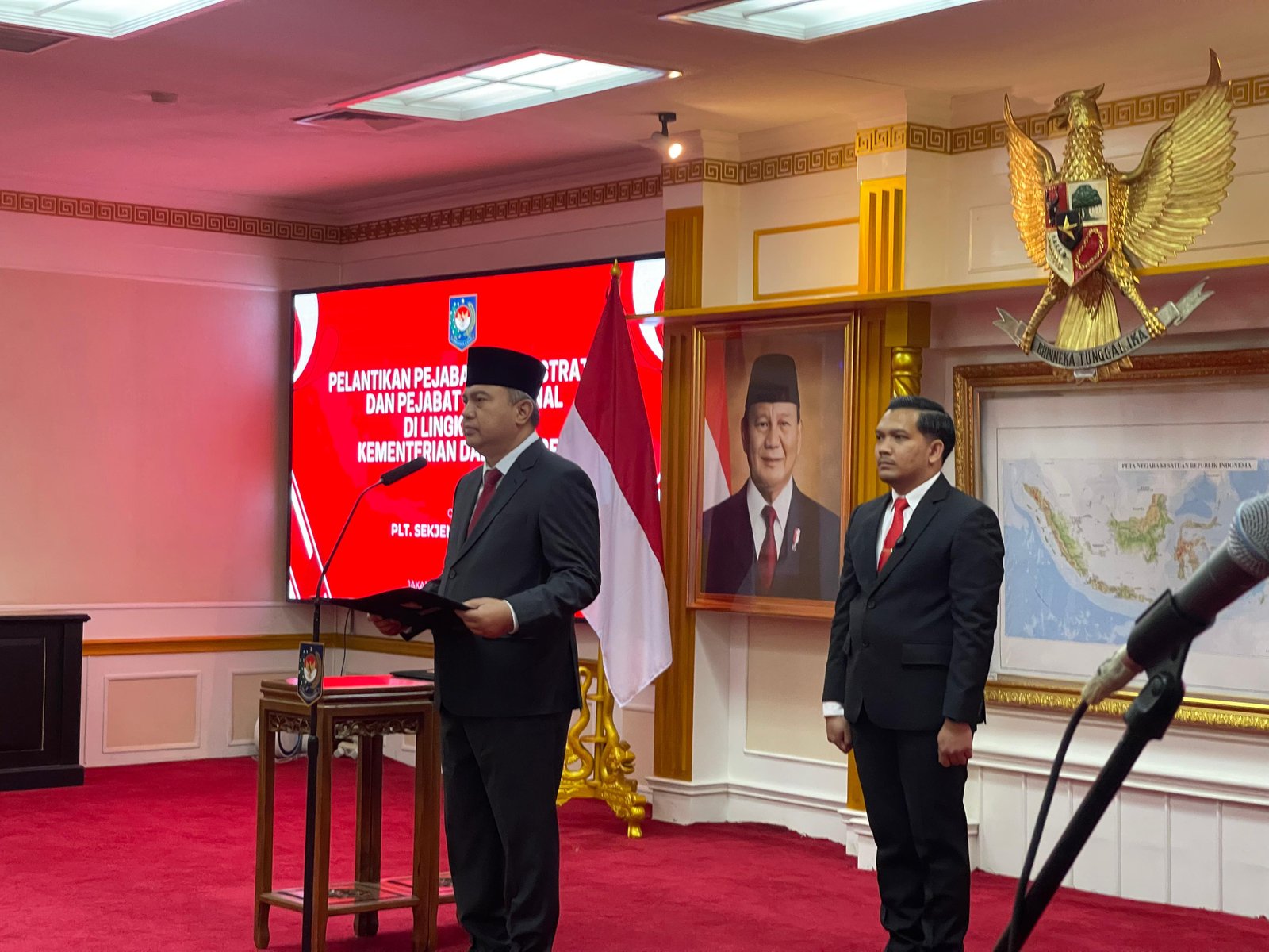 Melantik Pejabat Administrator dan Pejabat Fungsional  di Lingkungan Kementerian Dalam Negeri