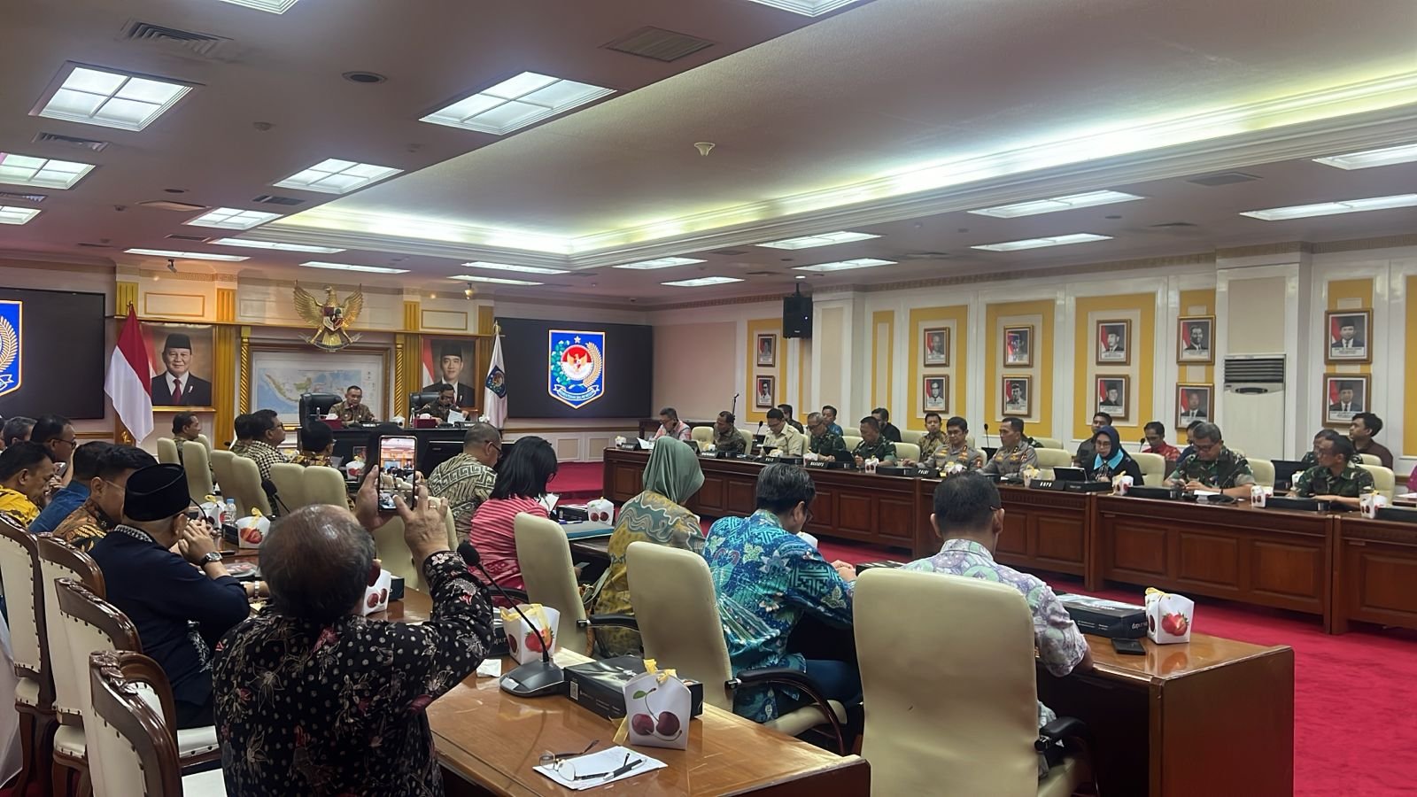 Memimpin Rapat Koordinasi Kesiapan Pilkada Serentak Tahun 2024 Menjelang Pemungutan Suara