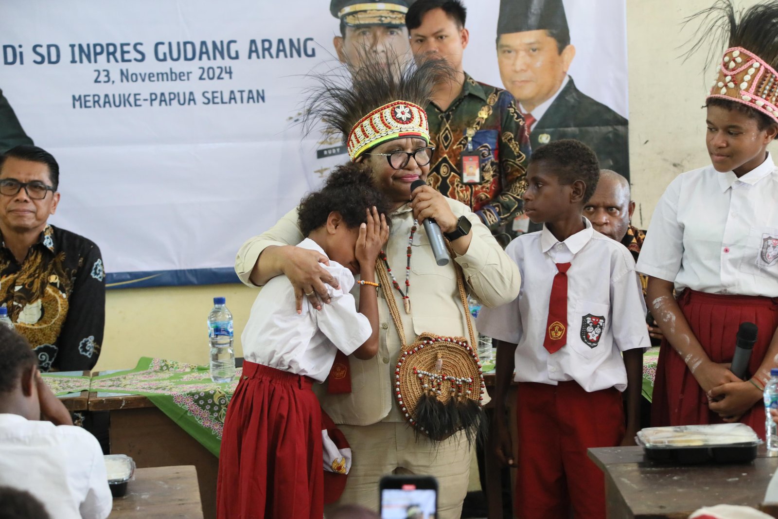 Kunjungan Wakil I Menteri Dalam Negeri Pemberian Makanan Bergizi Dalam Rangka Mendukung Asta Cita Presiden Ri Di SD Inpres Gudang Arang & Tk. Santa Maria Dolorosa Gudang Arang, Merauke, Papua Selatan Tanggal 23 November 2024
