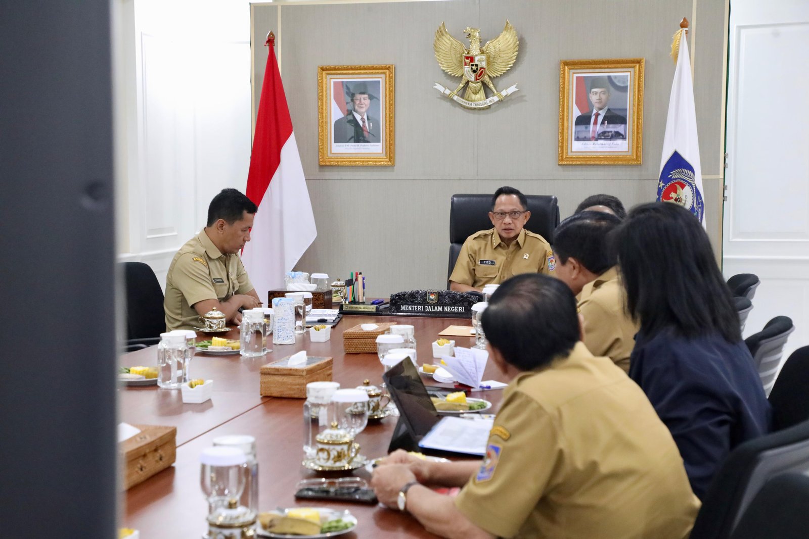 Menteri Dalam Negeri Memimpin Rapat Koordinasi Pelantikan Kepala Daerah dan Wakil Kepala Daerah Terpilih Hasil Pilkada Serentak Tahun 2024 melalui Video Conference Bertempat di Kediaman Menteri Dalam Negeri