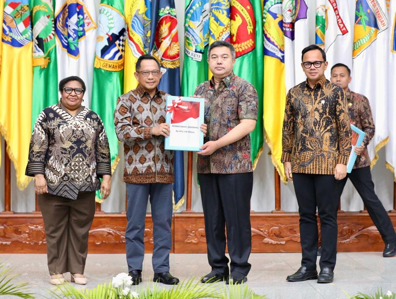 Penyerahan Daftar Isian Pelaksanaan Anggaran (DIPA) Lingkup Kementerian Dalam Negeri dan BNPP T.A. 2025