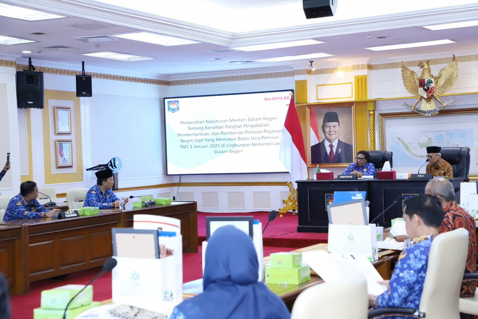 Penyerahan Secara Simbolis Hak-Hak Dan Penghargaan Kepegawaian Pegawai Negeri Sipil Yang Akan Memasuki Batas Usia Pensiun TMT 1 Januari 2025